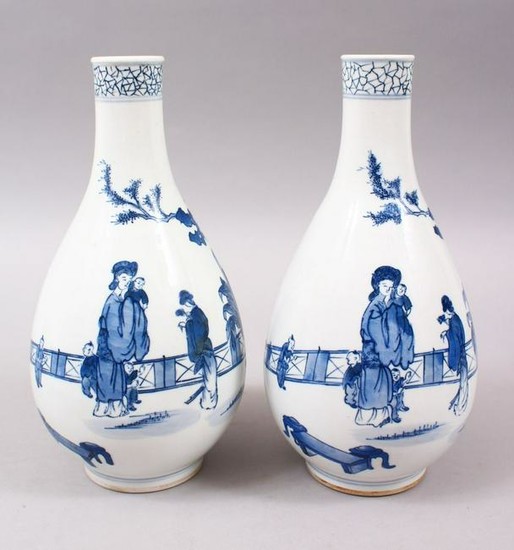 A PAIR OF 19TH / 20TH CENTURY CHINESE BLUE & WHITE