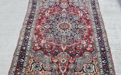 A Persian rug 189 x 122 cm