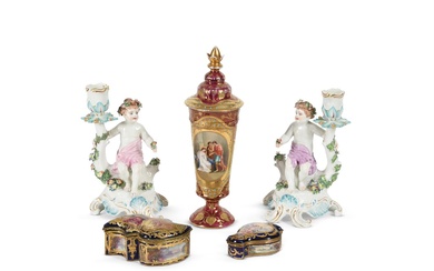 A VIENNA-STYLE PORCELAIN RED-GROUND, GILT AND 'JEWELLED' VASE AND COVER, LATE 19TH CENTURY