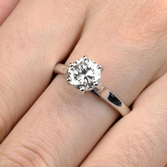 A brilliant-cut diamond single-stone ring. With