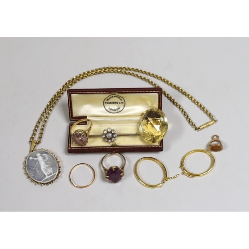 A collection of gold and other jewellery to include small ye...