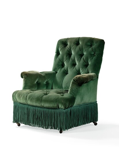 A green velvet confortable armchair | Fauteuil confortable en velours vert capitonné
