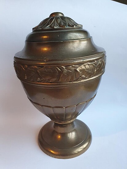 NOT SOLD. A lidded bronze vase decorated with with foliage, round profiled base. 20th century. H. 26 cm. – Bruun Rasmussen Auctioneers of Fine Art