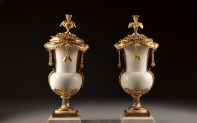 A pair of Potpourri Vases with pierced covers (46 cm) (2) - Louis XVI - Bronze, Marble, Ormolu - Circa 1800