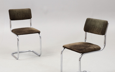 A pair of chairs, chromed steel tubes, Bauhaus style, mid 20th century.