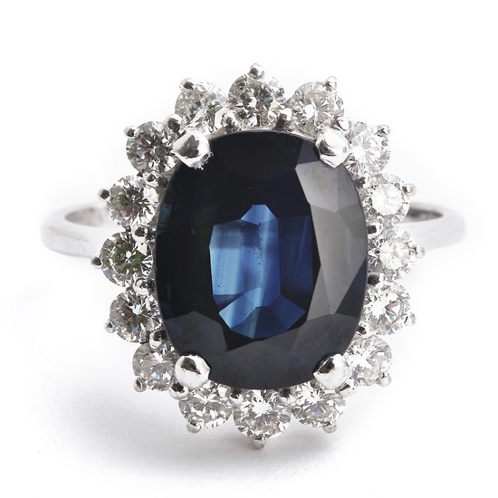 A sapphire and diamond ring set with an oval-cut sapphire weighing app. 4.85 ct. and numerous brilliant-cut diamonds, mounted in 14k white gold. Size 55.