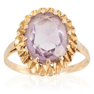AN AMETHYST DRESS RING in yellow gold, set with an oval