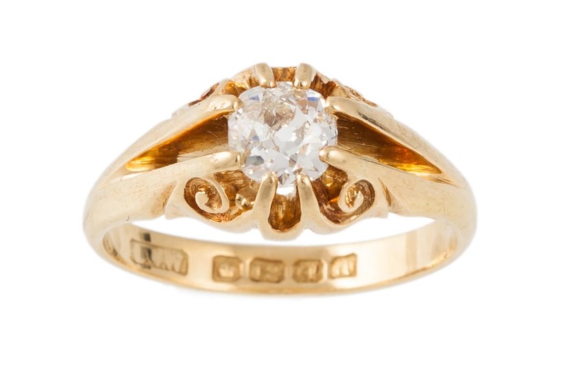 AN ANTIQUE DIAMOND SOLITAIRE RING, the old cut diamond to an...