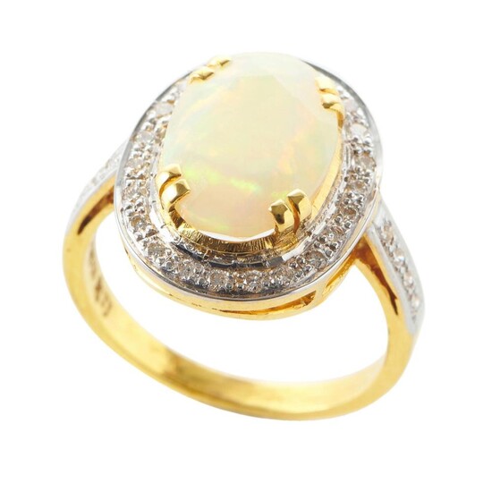 AN OPAL AND DIAMOND CLUSTER RING IN 18CT GOLD, FEATURING AN OVAL SOLID OPAL OF 2.85CTS, IN A SURROUND OF DIAMONDS, SIZE O, 5.5GMS
