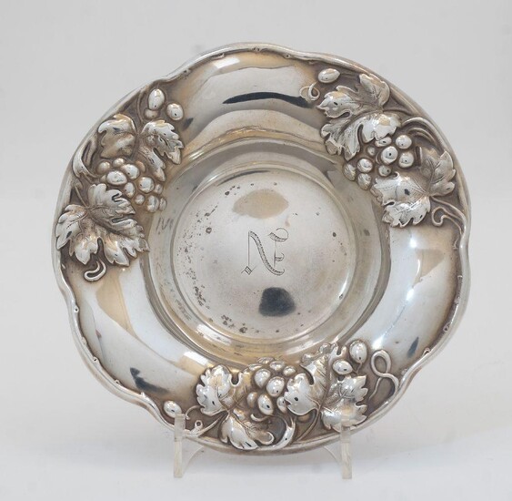 An American pin dish, by Mauser Manufacturing Co., New York, stamped Sterling 925 1000 FINE, with repousse grape vine decoration to scalloped rim and engraved with monogram to centre, 14.4cm diameter, weight approx. 2.2oz