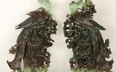 Asia / Asiatica - Pair of capital nephrite carvings of peacocks sitting on a branch, China, 70s - H. 63 cm, slight damage