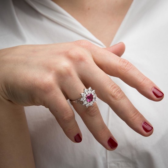 BAGUE MARGUERITE RUBIS A ruby, diamond and gold ring.