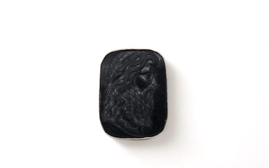 Bague en argent (800/1000) centrée d'un camée en pierre de lave noir à décor d'homme...