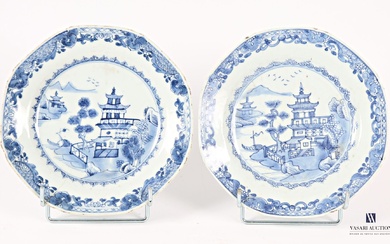 CHINE Paire d'assiettes en porcelaine de... - Lot 93 - Vasari Auction