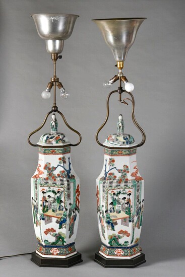 CHINE, importante paire de vases couverts en porcelaine à décor aux émaux de la famille...