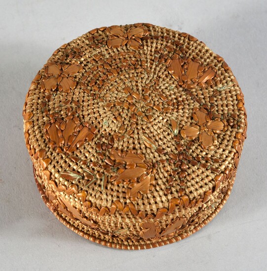 CIRCULAR BOX IN WIRED STRAW.Curved lid embroidered in the center with the monogram of Queen Marie-Antoinette M. A. under a royal crown surrounded by two branches of flowers held by a knot. The main border is also embroidered with garlands of...