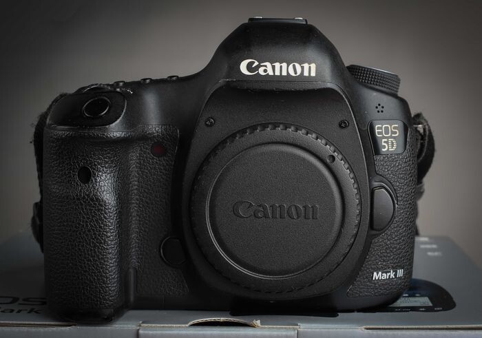 Canon EOS 5 D MARK III avec boite et accessoires