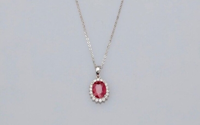 Chain and pendant in white gold, 750 MM, decorated with an oval ruby weighing 1.35 carat hemmed with diamonds, length 45 cm, spring ring clasp, weight: 1.85gr. rough.