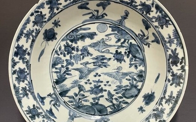 Charger - Porcelain - HUGE Zhangzhou Ming dynasty charger - Three cranes amidst peaches, peonies and blossoms - China - Jiajing (1522-1566)
