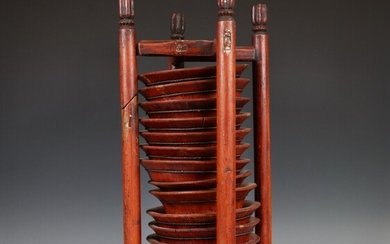 China, rood gelakt houten draagbaar bordenrek, 20e eeuw