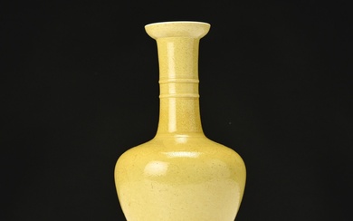 Chine, Vase de forme pansue à haut col en porcelaine jaune, col annelé, décor de...