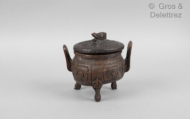 Chine, vers 1900 Brûle-parfum tripode en bambou sculpté, à décor de masques de taotie, et...