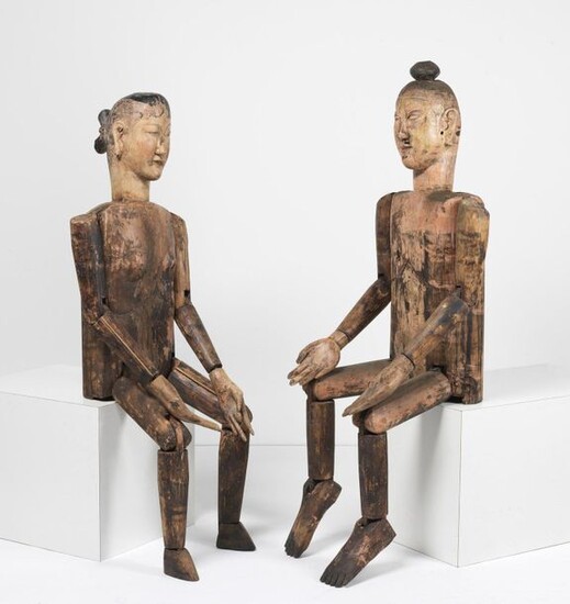 Chinese Art. A pair of articulated wooden mannequins China, Qing dynasty, 19th century . Cm 42,00 x 135,00.