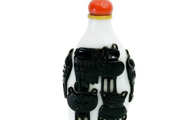 Chinese Overlay Glass Snuff Bottle Black and White circa 1800