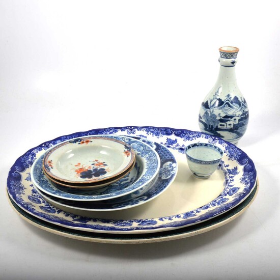 Chinese blue and white vase, export plates, teabowl and other ceramics.