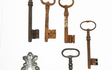 Cinq clés dont une forée, une entrée et une... - Lot 49 - Art Richelieu