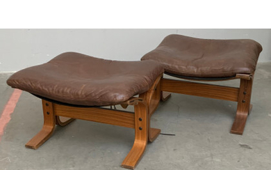 Coppia di poggiapiedi con gambe in legno multistrato curvato e seduta rivestita in pelle. Italia, anni '70. (cm 61x40x55) (difetti)