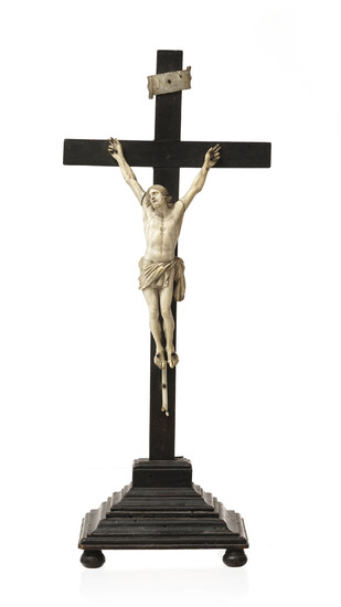 Corpus Christi, sculpture en ivoire, XIXe s., représentant le Cristo Vivo sur un crucifix en bois ébonisé, la base échelonnée et quatre