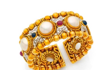 Cuff bracelet, medieval themed, in 18k openwork yellow gold (750‰) mounted on a steel spring