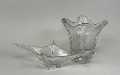 DAUM France. Important vase en cristal moulé. H. 25 cm. On y joint : -...
