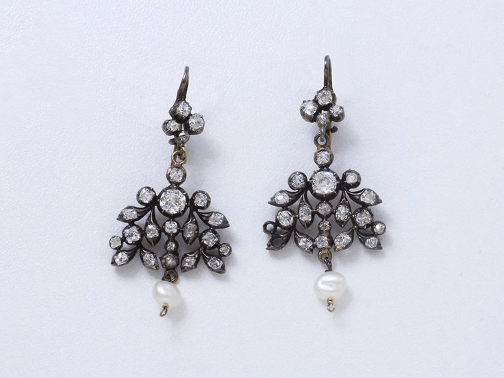 Delicate pair of earrings in 750 gold and...