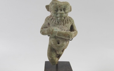 [Archéologie]. Egypte. Grande amulette du Dieu Bès tenant le vase à parfum. Fritte verte. Nouvel...