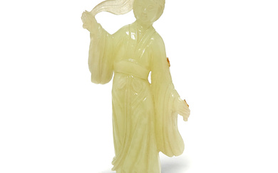Figur Kina. 1900-tallet. Høyde 18 cm Figur av kvinne i...