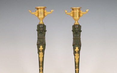Frankrijk, paar groen gepatineerde en vuurvergulde bronzen een lichts kandelaars Retour d'Egypte, circa 1805;