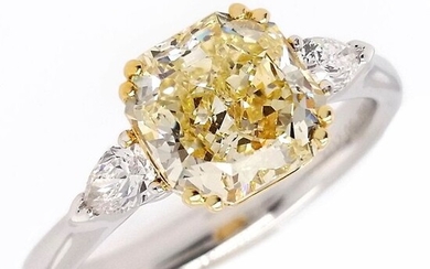 GIA - 2.05ct Natural Fancy Yellow Diamond and 0.25ct Natural White Diamonds - GIA Report - 18 kt. White gold, Yellow gold - Ring
