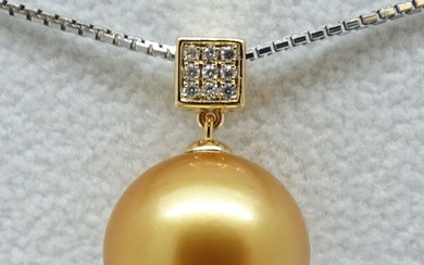 Golden South Sea Pearl, 24K Golden Saturation, Round, 13.26 mm - 18 kt. Yellow gold - Pendant - Diamonds