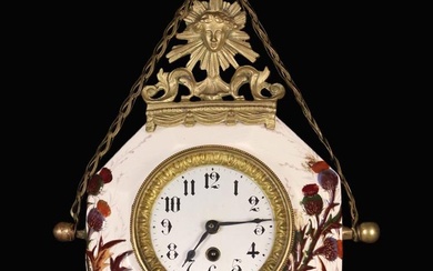 Horloge de cartel en céramique de la fin du XIXe siècle. Le boîtier octogonal en...