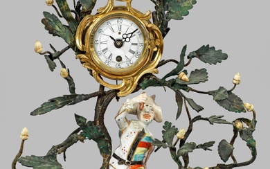 Horloge de table rococo avec rare figure de comédienne Meissen "Pulcinella". Socle en bronze français...