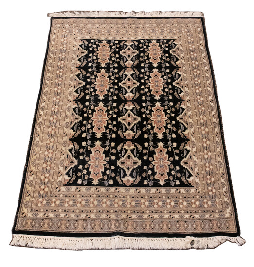 INDO PERSIAN HANDWOVEN RUG W 4" L 6"