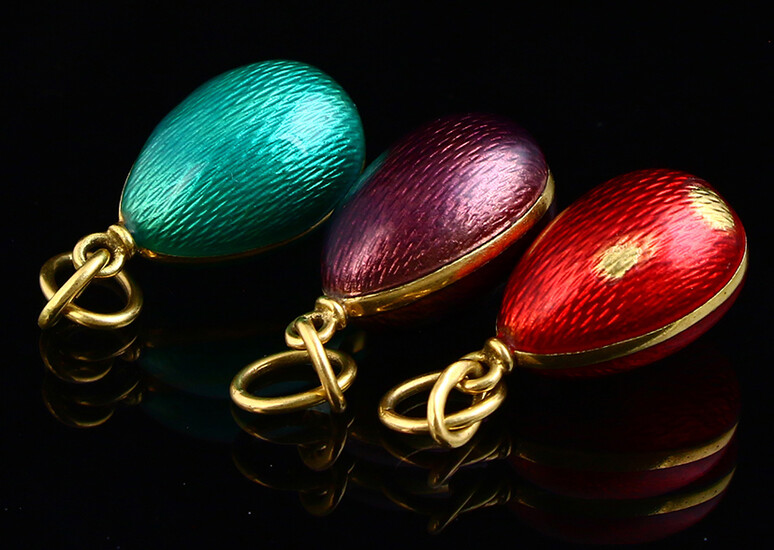 Jewellery gold - Three 18k yellow gold egg shaped pendants with purple, green and red enamel - red enamel damaged, green enemal slightly damaged