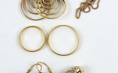 LOT de bijoux en or jaune 750/1000e dont alliances, gourmette, médaille et boucles d'oreilles en...
