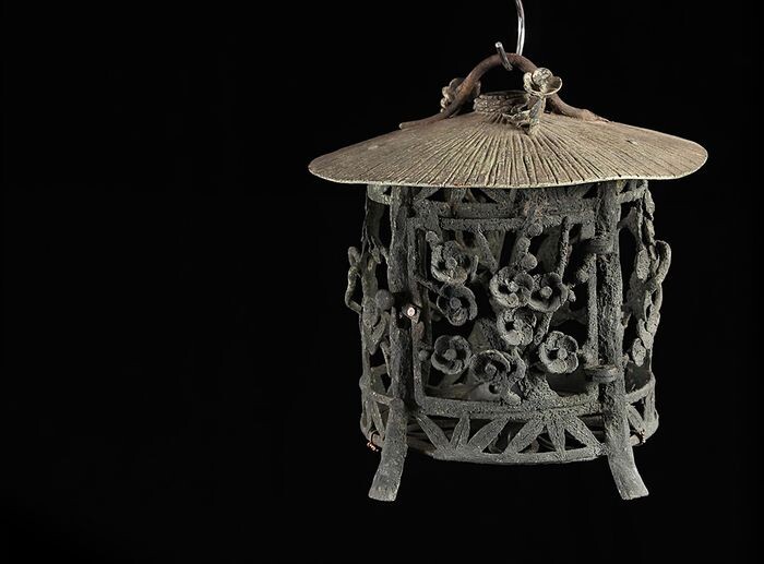Lantern (1) - Bronze, Cast iron - Fine hanging lamp with ume and karamatsu reliefs, with tripod candleholder inside, signed - Japan - 19th century