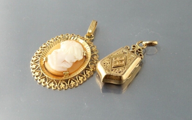 Lot de deux pendentifs en or 18k (750), l'un pendentif secret (manques) et l'autre orné...