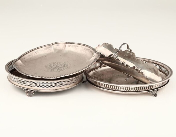Lotto composto da due centrotavola traforati, un piatto con piedini e portagrissini in argento, XX secolo