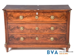 Mahogany chest of drawers.