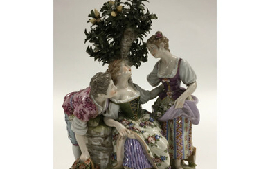 Manifattura francese, secolo XIX. Gruppo in porcellana decorata in policromia raffigurante tre fanciulle a tutto tondo (cm 22x30x14) (difetti, mancanze...